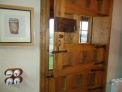 Puerta de madera y llaves de luz tradicionales.