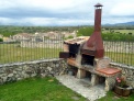 Nuestra barbacoa y el horno de barro de obra con útiles de uso.